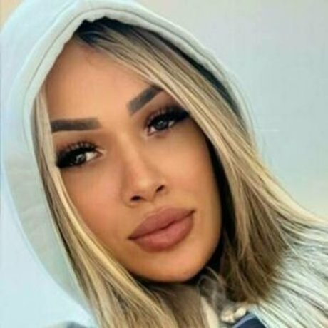 小柄なブロンドの熟女OnlyFans セクシー裸 写真