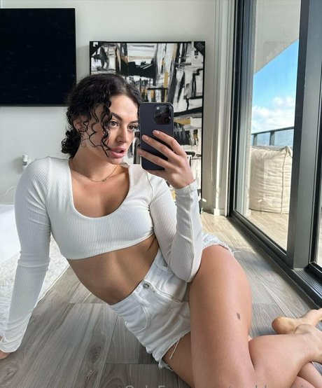 痩せた金髪の熟女OnlyFans ホットセックス 画像