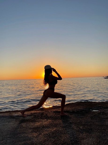 アジア人のタトゥー OnlyFans セクシーxxx 画像