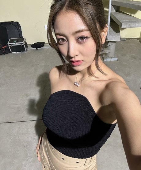 Jihyo 裸のスター 写真