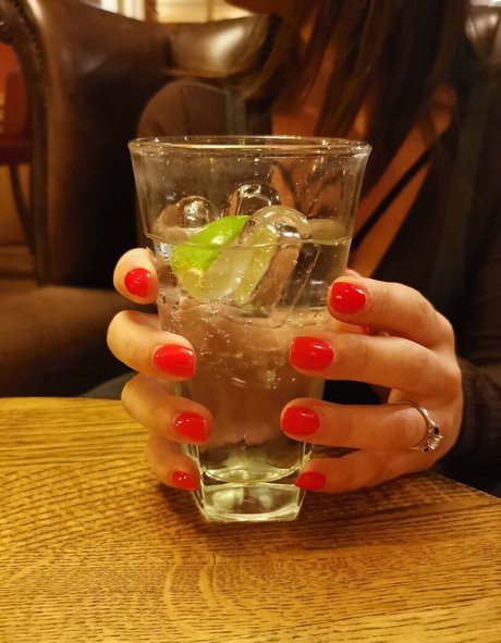 ブルネットの看護師OnlyFans ポルノ ギャラリー