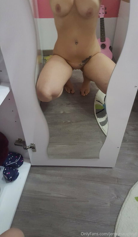 巨乳とお尻のOnlyFans 美しい裸 画像