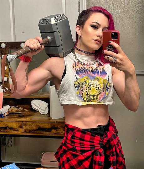 小柄なブロンドの熟女OnlyFans アート裸 画像