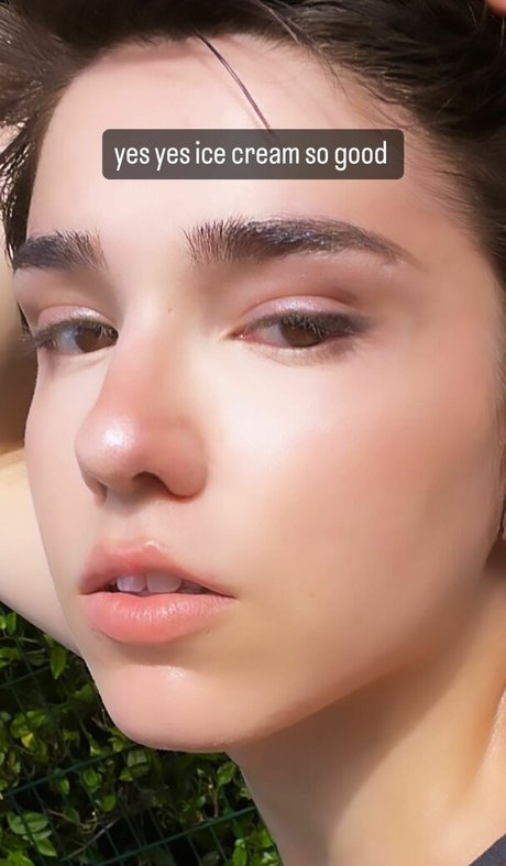 Arielle Maxine セクシーなポルノスター 写真