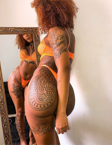 金髪の小柄なOnlyFans ホットxxx 写真