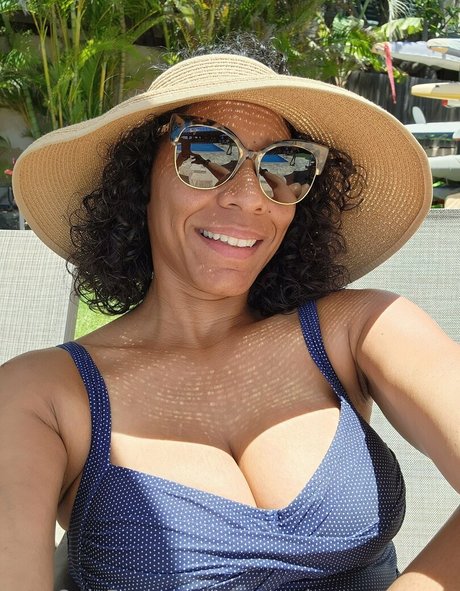 痩せた金髪の熟女OnlyFans セクシーxxx 写真