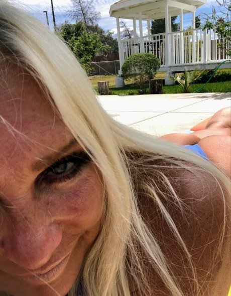 Linda Claridge 裸のモデル 写真