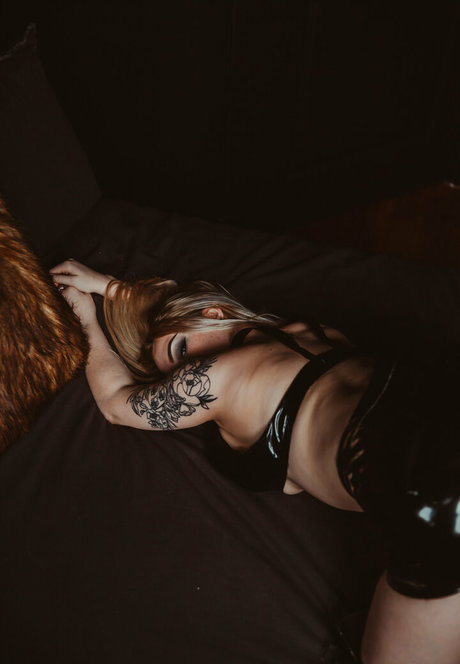 裸のトゥインクOnlyFans ホットヌード 画像