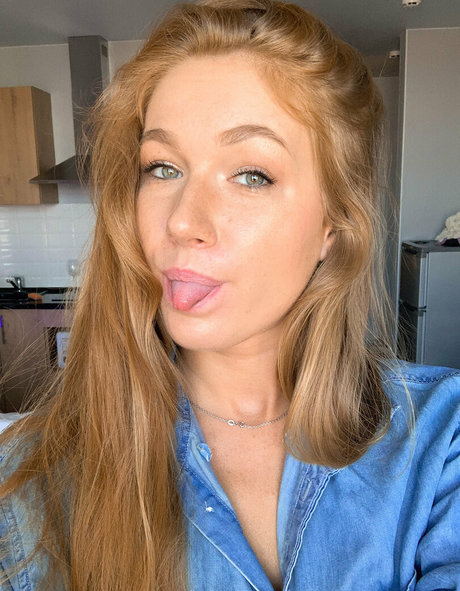 小柄で痩せたOnlyFans 美しいヌード 写真