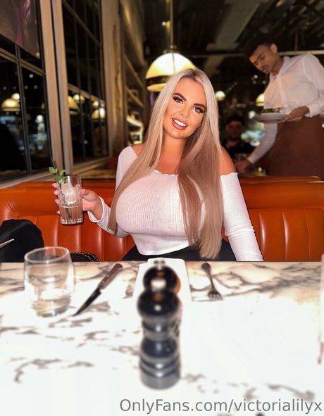 黒髪の熟女OnlyFans アート裸 画像