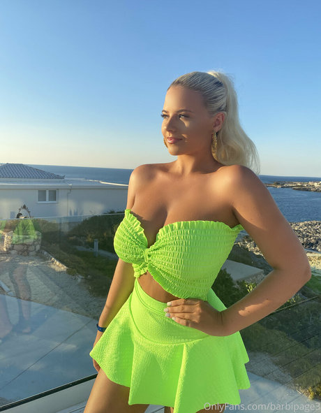 Apollonia Llewellyn ヌードスター 写真