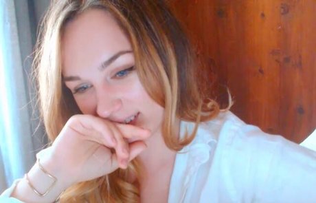 公共の場での猫のOnlyFans 美しいヌード 写真