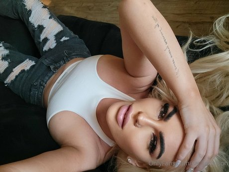 公共の場での猫のOnlyFans 美しい ギャラリー