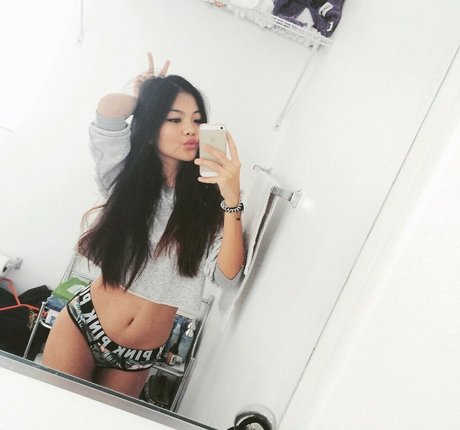 巨乳とお尻のOnlyFans セクシー裸 ギャラリー