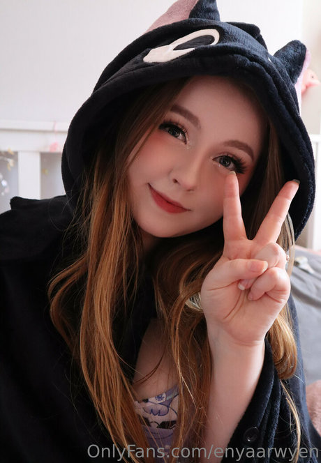 大きな黒い猫OnlyFans アートヌード 写真