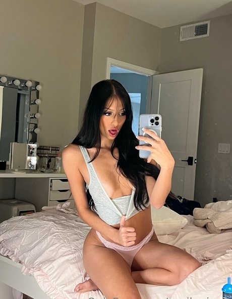 チンコを持つ女たち OnlyFans アート裸 ギャラリー