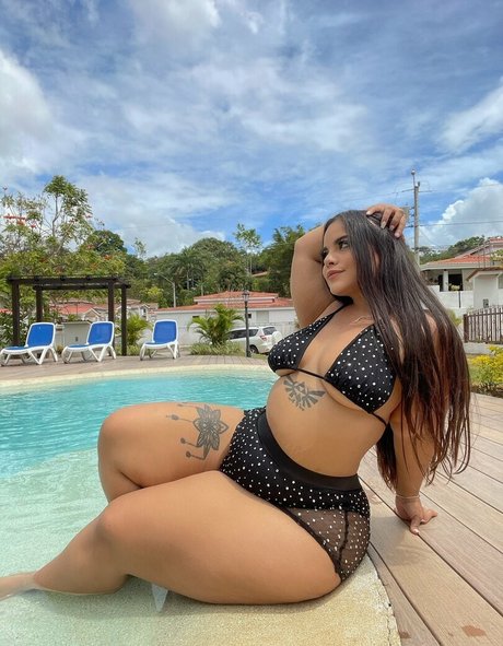 金髪の小柄なOnlyFans セクシーヌード 写真