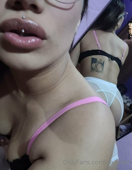 小柄なブロンドの熟女OnlyFans ポルノグラフィック 写真