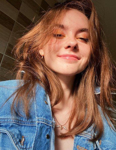 Laura Anne top profile image