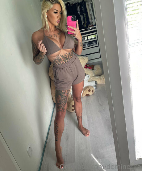 Deminecka エロティックなスター アーカイブ