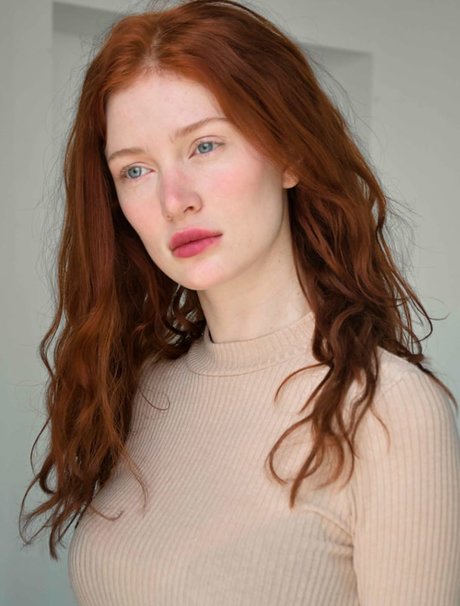 黒髪の熟女OnlyFans 美しいヌード 写真