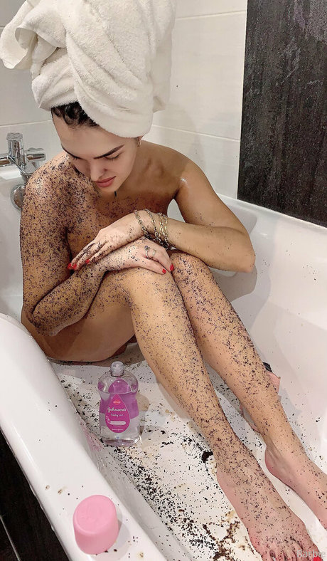 ぽっちゃりエモOnlyFans ヌード 写真