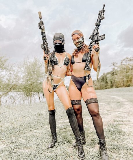 Gun Bunnies エロティックなモデル ギャラリー