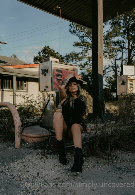 SimplyUncovered セクシーなスター 写真