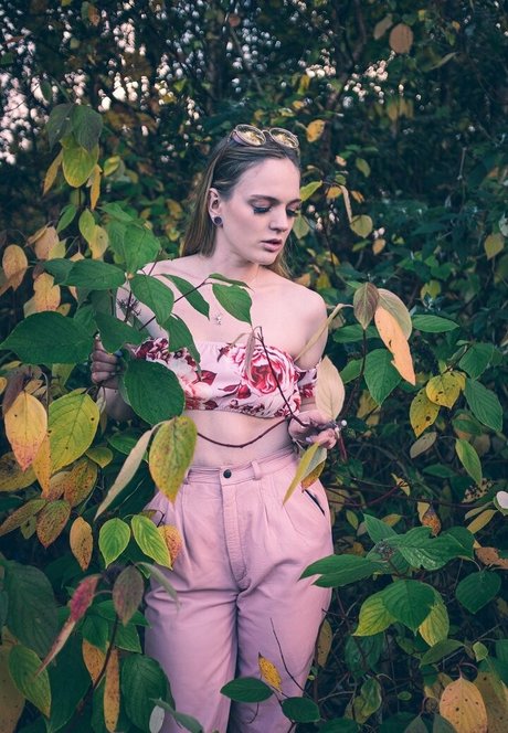 小柄なブロンドの熟女OnlyFans セクシーヌード 画像