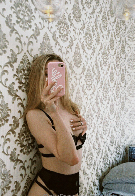 Nensi Mur 女優 写真