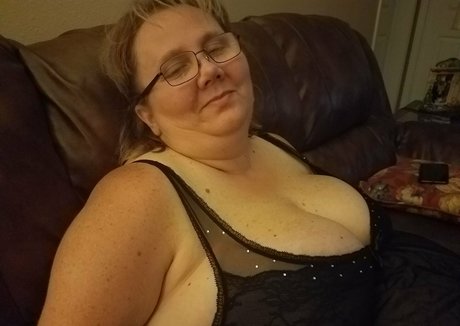 bustywench セクシーモデル 写真