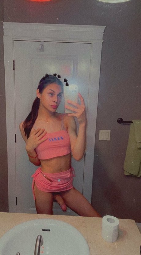 Angel Adora ホットなモデル 画像