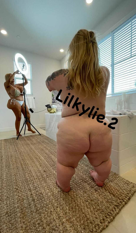 officialkylie 裸のポルノスター 写真