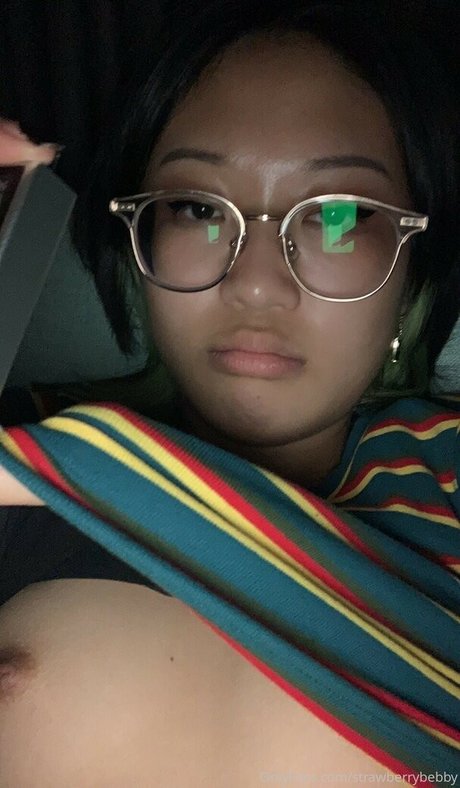 Strawberrybebby ホット女優 写真