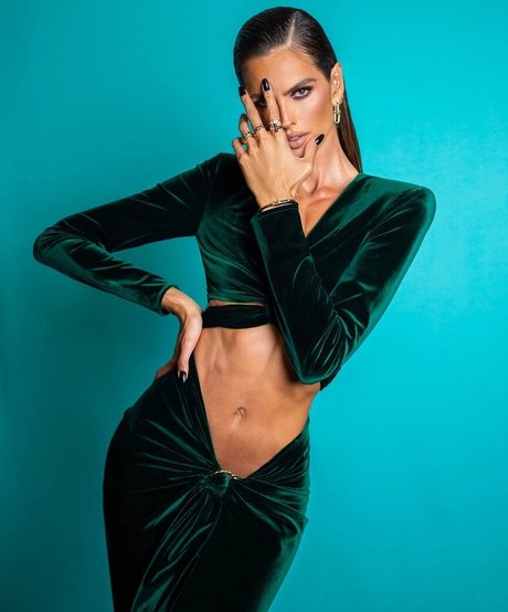 Izabel Goulart ポルノスター 可愛い 画像