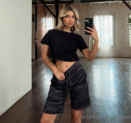 ゴスアジアンOnlyFans ホット 写真