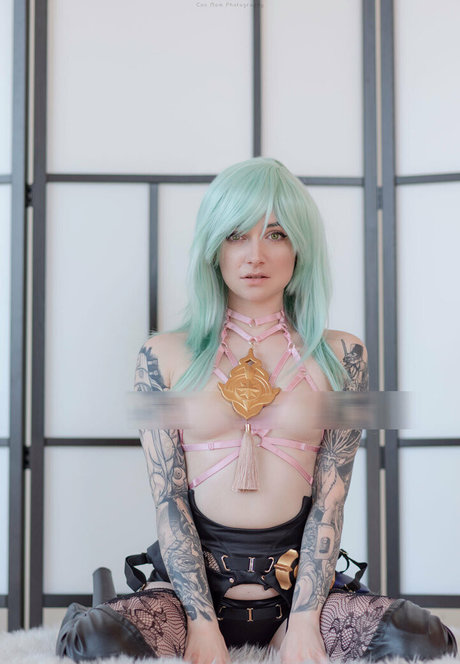 freepoisonne 裸のモデル 画像