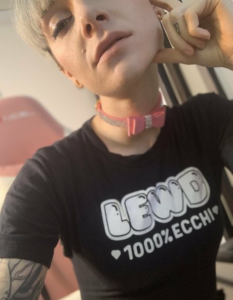 freepoisonne 裸のモデル ギャラリー