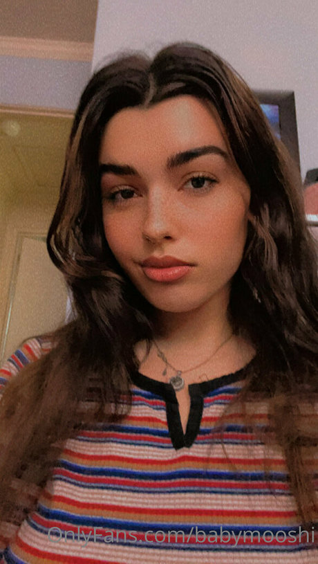 客室乗務員 OnlyFans アート裸 画像