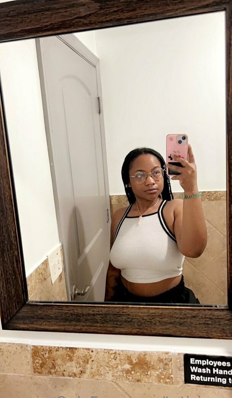 ブルネットの看護師OnlyFans ヌード 写真