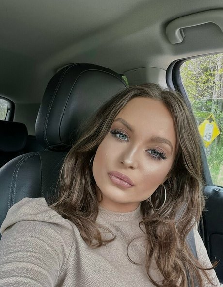 公共の場での猫のOnlyFans ベスト 画像