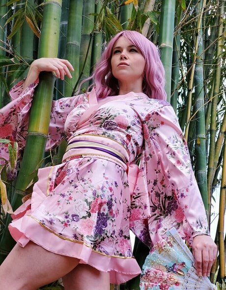 小柄なブロンドの熟女OnlyFans 裸 画像