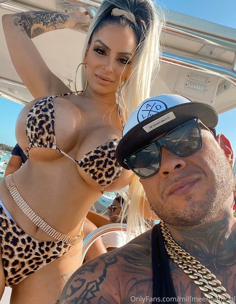 missmeenaofficial アダルトモデル 写真