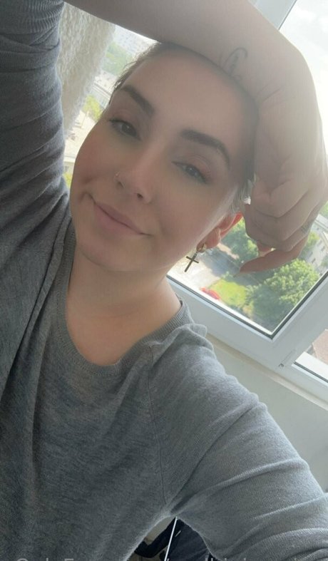 小柄で痩せたOnlyFans セクシーヌード 写真