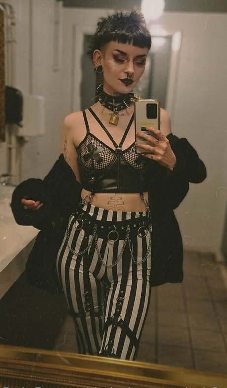 客室乗務員 OnlyFans アートヌード アーカイブ