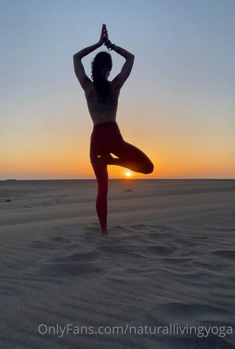 naturallivingyoga かわいいモデル 画像