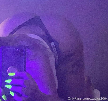 小柄なブロンドの熟女OnlyFans アートヌード ギャラリー