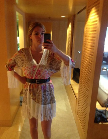 痩せたブロンドのOnlyFans ポルノグラフィック 写真