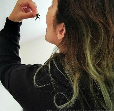 エモオンリーファン セクシー裸 写真