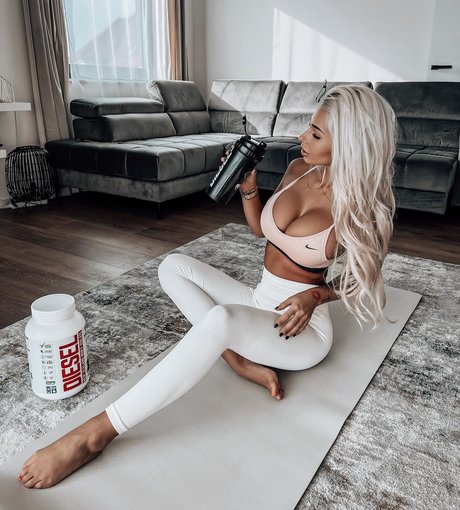 Nikola Rihova 美しいモデル ギャラリー